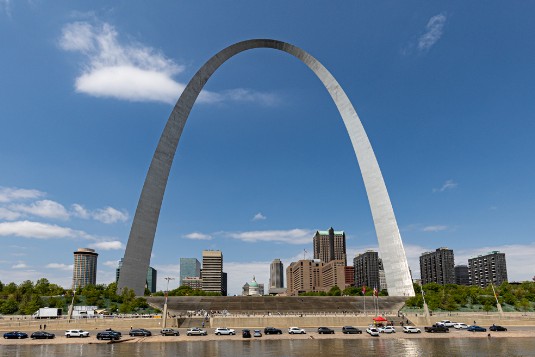 Fahrt Mississippidampfer in Saint Louis mit Blick auf Gateway Arch