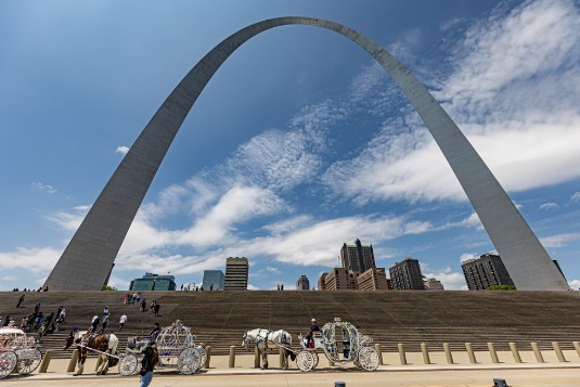 Fahrt Mississippidampfer in Saint Louis mit Blick auf Gateway Arch