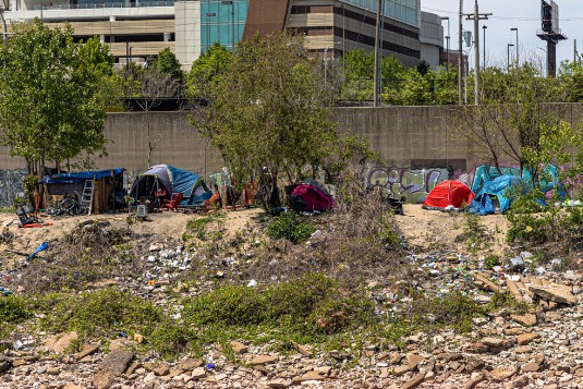 Fahrt Mississippidampfer in Saint Louis mit Blick auf Obdachlosensiedlung